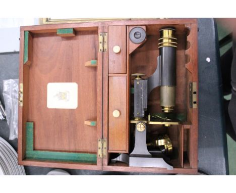 AN EARLY 20TH CENTURY, STUDENT'S BRASS AND BLACK FINISH METAL MONOCULAR MICROSCOPE