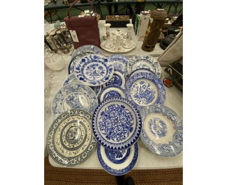 A LARGE QUANTITY OF VINTAGE BLUE AND WHITE PLATES TO INCLUDE VILLEROY AND BOCH, CIRCA 1830 COPELAND SPODE, WILLOW PATTERN, ET