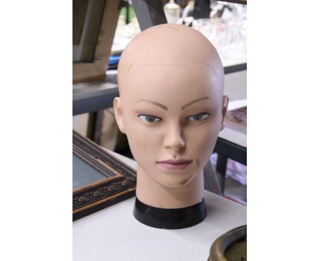 A VINTAGE MANNEQUIN/HAIRDRESSERS HEAD