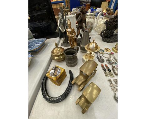 A MIXED LOT OF COLLECTABLES TO INCLUDE TWO BRASS CARS, A CAPESTHORNE HORSE SHOE, A VINTAGE INDIAN BRASS LIDDED POT PLUS A VIN