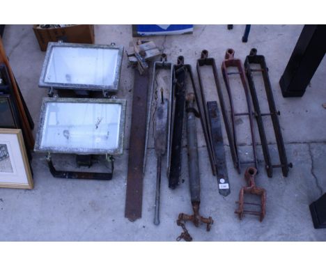 AN ASSORTMENT OF ITEMS TO INCLUDE GATE HINGES, TWO SPOT LIGHTS AND A TOP LINK ETC