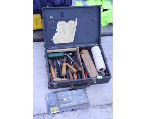 A VINTAGE WOODEN CHEST CONTAINING TOOLS TO INCLUDE CHISELS ETC