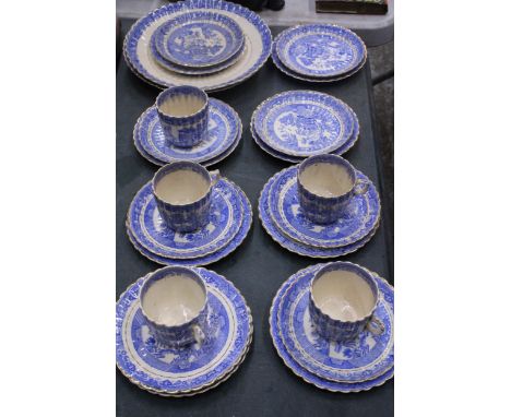 A QUANTITY OF VINTAGE WILLOW PATTERN TO INCLUDE PLATES, CUPS AND SAUCERS