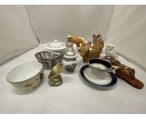 A QUANTITY OF CERAMICS AND FIGURES TO INCLUDE A BESWICK PONY, ROYAL WORCESTER BIRD, OWLS, A HIGHLAND COW, WEDGWOOD TRINKET BO