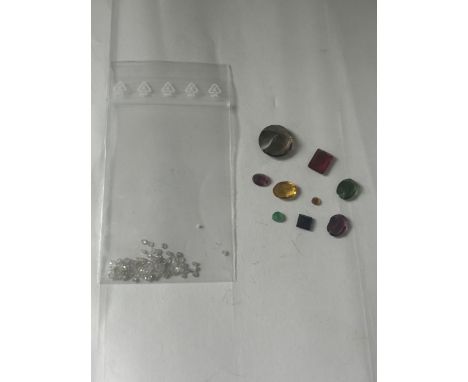 A QUANTITY OF GEMSTONES TO INCLUDE QUARTZ, RUBY, SAPPHIRE, EMERALD, CITRINE, AMETHYST ETC AND 1 CARAT OF DIAMONDS. TOTAL WEIG