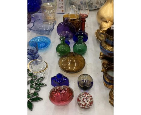 A QUANTITY OF COLOURED STUDIO ART GLASS TO INCLUDE A MURANO STYLE HANDBAG, BOTTLES, CONTROLLED BUBBLE STEM VASES, PAPERWEIGHT