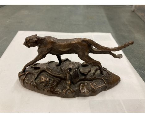 A BRONZE FRANKLIN MINT ACINONYX JUBATUS CHEETAH