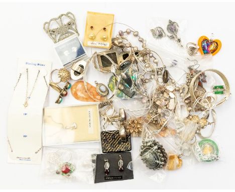 A collection of silver and white metal jewellery to include silver mounted agate ring, along with druzy pendant, silver bangl