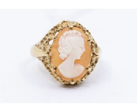 A 9ct gold Cameo ring with portrait of a Lady in textured shoulders, stamped, total gross weight 5.19 grams, size P&nbsp;