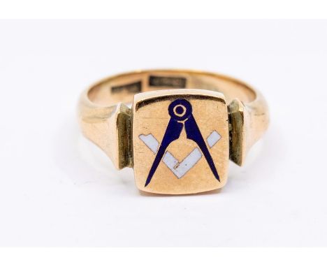 A 9ct gold and enamel Masonic ring, square top with inset compass and square enamel details, width approx 10mm, S, total gros