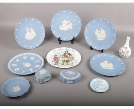 A collection of Wedgwood, American Independence Boston Tea Party plate, The Baked Potato man plate, trinkets examples  