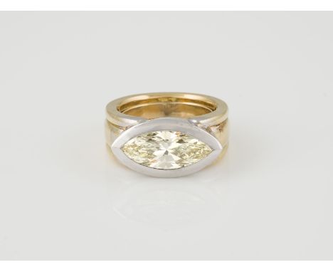 RING Gelbgold, Weißgold. Ringmaß ca. 54, Ges.-Gew. ca. 22,9 g. Gest. 750. Ein Diamant im Navetteschliff, ca. 2,80 ct. Min. be