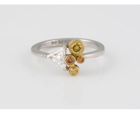 RING Platin, Gelbgold. Ringmaß ca. 51, Ges.-Gew. ca. 3,8 g. Gest. 950 Pt., Herstellersignet. Ein Diamant im Triangelschliff, 