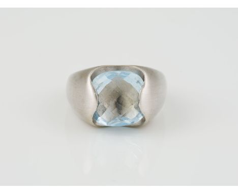 RING 'H. STERN' Weißgold. Ringmaß ca. 54, Ges.-Gew. ca. 13,5 g. Gest. 750, Herstellersignet. Ein Topas, ca. 10.00 ct. Angabe 
