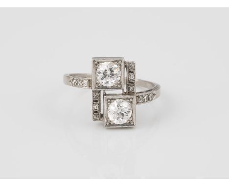 RING Platin. Ringmaß ca. 58, Ges.-Gew. ca. 5,1 g. Zwei Diamanten im Altschliff, zusammen ca. 1,0 ct., 12 Diamanten im 8/8-Sch