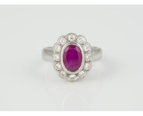 RING Weißgold. Ringmaß ca. 49, Ges.-Gew. ca. 7,4 g. Gest. 750. Ein oval facettierter Rubin, ca. 1,20 ct., 12 Brillanten, zusa