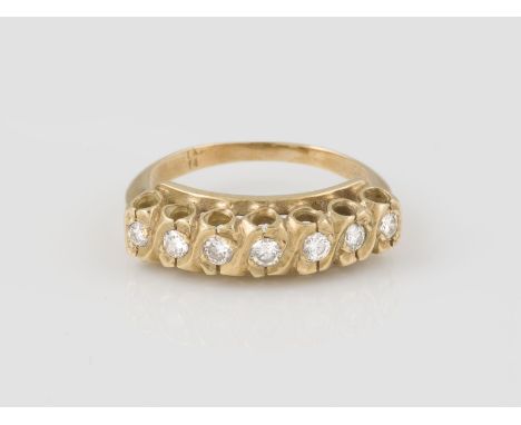 RING Gelbgold. Ringmaß ca. 51, Ges.-Gew. ca. 4,3 g. Gest. 14 K. Sieben Brillanten, zusammen ca. 0,35 ct.