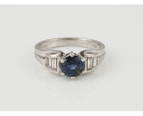 RING Platin. Ringmaß ca. 52, Ges.-Gew. ca. 7,5 g. Gest. Pt. 950, Herstellersignet. Ein rund facettierter Saphir, ca. 1,10 ct.