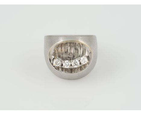 RING Weißgold. Ringmaß ca. 48,5, Ges.-Gew. ca. 5,3 g. Geprüft 18 K. Vier Brillanten, zusammen ca. 0,18 ct. Schienengröße geän