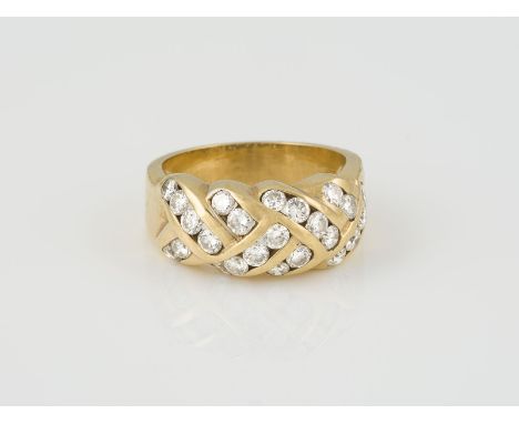 RING Gelbgold. Ringmaß ca. 54, Ges.-Gew. ca. 8,6 g. Geprüft 18 K. 22 Brillanten, zusammen ca. 0,9 ct.