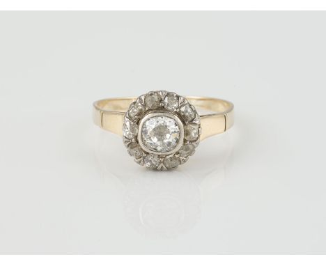 RING Gelbgold, Weißgold. Ringmaß ca. 55, Ges.-Gew. ca. 2,9 g. Geprüft 14 K. 11 Diamanten im Alt-, Brillant- und 8-8-Schliff, 