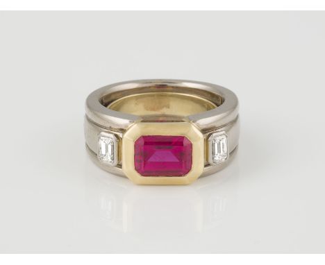 RING Gelbgold, Weißgold. Ringmaß ca. 54, Ges.-Gew. ca. 22,2 g. Gest. 750. Ein synthetischer Rubin, ca. 2,20 ct., zwei Diamant