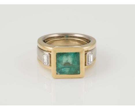 RING - SMARAGD CA. 4.00 CT. Gelbgold, Weißgold. Ringmaß ca. 54, Ges.-Gew. ca. 26,87 g. Gest. 750. Ein Smaragd im achteckigen 