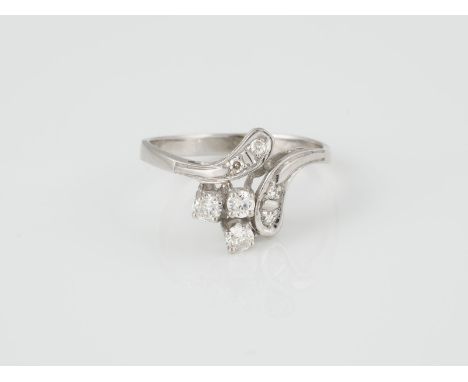 RING Weißgold. Ringmaß ca. 59, Ges.-Gew. ca. 3,1 g. Gest. 585, Caratangabe der Diamanten gemarkt. Sieben Diamanten im Brillan
