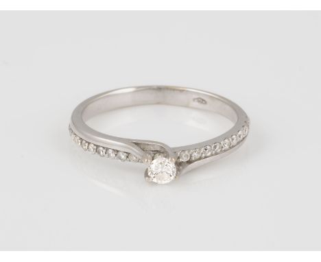 RING Weißgold. Ringmaß ca. 49, Ges.-Gew. ca. 1,7 g. Gest. 750. Ein Brillant, ca. 0,10 ct., 23 kleine Diamanten, zusammen ca. 