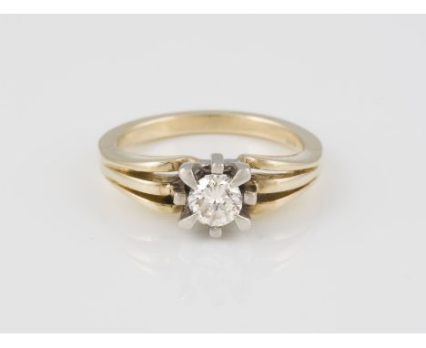 RING Gelbgold, Weißgold. Ringmaß ca. 53, Ges.-Gew. ca. 5,4 g. Gest. 585. Ein Brillant, facettierte Kalette, ca. 0,40 ct.