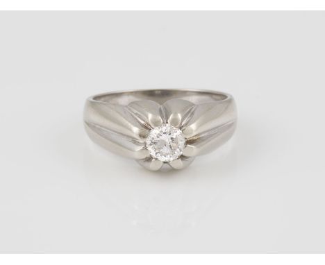 RING Weißgold. Ringmaß ca. 64, Ges.-Gew. ca. 9,3 g. Gest. 585, Caratangabe des Diamanten geritzt. Ein Brillant, ca. 0,80 ct. 