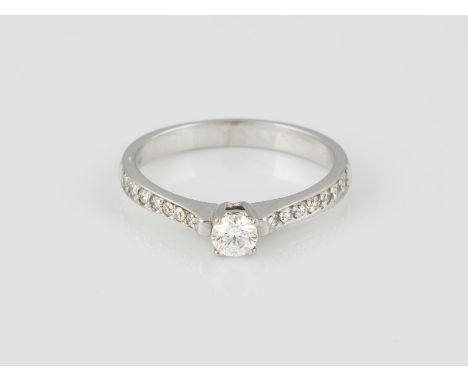 RING Weißgold. Ringmaß ca. 51, Ges.-Gew. ca. 2,2 g. Gest. 585, Herstellersignet. Ein Brillant, ca. 0,18 ct., 14 Brillanten, z