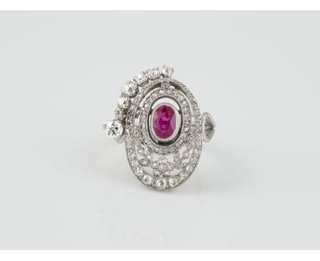 RING Platin. Ringmaß ca. 54,5, Ges.-Gew. ca. 10,4 g. Ein oval facettierter Rubin, ca. 0,75 ct., 21 Diamanten im Alt- und 8/8-
