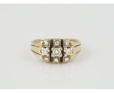 RING Gelbgold. Ringmaß ca. 54,5, Ges.-Gew. ca. 5,5 g. Geprüft 14 K. Neun Diamanten im Brillant- und 8/8-Schliff, zusammen ca.