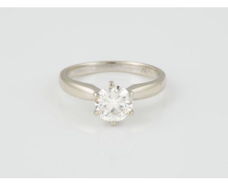RING Weißgold. Ringmaß ca. 52, Ges.-Gew. ca. 3 g. Gest. 14 K, Herstellersignet, 'MOI' für Moissanit. Ein rund facettierter Mo