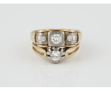 RING Gelbgold, Weißgold. Ringmaß ca. 48, Ges.-Gew. ca. 7,1 g. Gest. 585. Zwei Brillanten, zusammen ca. 0,35 ct., vier Brillan