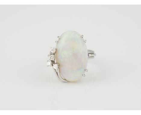 RING Weißgold. Ringmaß ca. 54, Ges.-Gew. ca. 6,5 g. Gest. 585. Ein ovaler Opal-Cabochon, ca. 21,4 x 13,1 x 5,3 mm, vier Brill