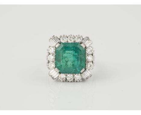 RING - SMARAGD CA. 8.50 CT. Weißgold. Ringmaß ca. 53, Ges.-Gew. ca. 9,35 g. Gest. 585. Ein natürlicher Smaragd im achteckigen