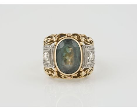 RING Gelbgold, Weißgold. Ringmaß ca. 57, Ges.-Gew. ca. 8,5 g. Gest. 585, Herstellermonogramm. Ein grüner Farbstein, wohl Spin