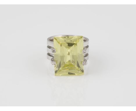 RING Weißgold. Ringmaß ca. 47, Ges.-Gew. ca. 11,8 g. Gest. 585, Herstellersignet. Ein hellgrüner Zirkonia, ca. 16 x 11,9 x 7 