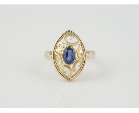 RING Gelbgold. Ringmaß ca. 58, Ges.-Gew. ca. 5,9 g. Gest. 585, Herstellersignet, bez. 'Handarbeit', persönliche Datumsgravur.