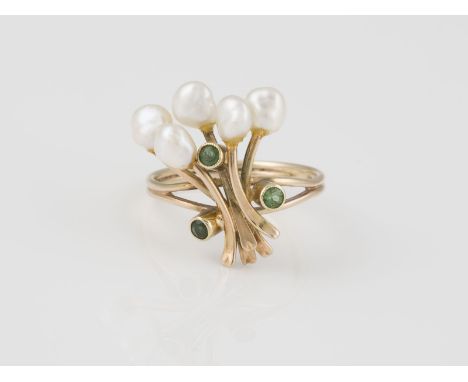 RING Gelbgold. Ringmaß ca. 57,5, Ges.-Gew. ca. 3,5 g. Geprüft 14 K. Fünf kleine Perlen, drei grüne, rund facettierte Farbstei