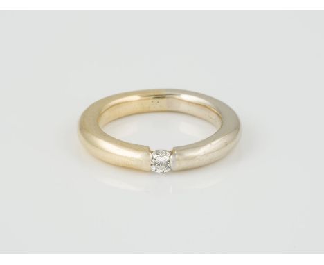 RING Gelbgold. Ringmaß ca. 54, Ges.-Gew. ca. 8 g. Gest. 750. Ein Brillant, ca. 0,15 ct.
