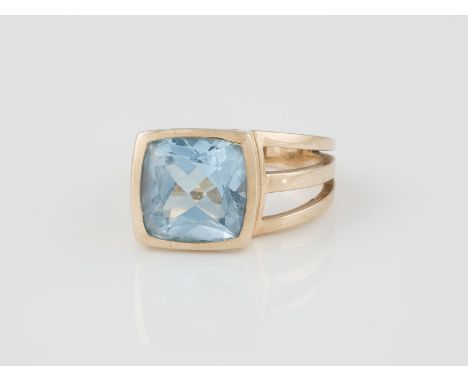 RING Gelbgold. Ringmaß ca. 53, Ges.-Gew. ca. 7,6 g. Gest. 585. Ein Topas, ca. 6,50 ct. Minimale Tragespuren.