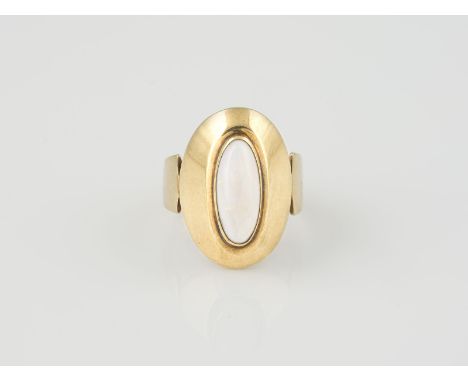 RING Gelbgold. Ringmaß ca. 55,5, Ges.-Gew. ca. 7,1 g. Gest. 585. Ein Opal, ca. 14 x 6,6 x 3,5 mm.