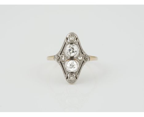 RING Gelbgold, wohl Platin. Ringmaß ca. 58,5, Ges.-Gew. ca. 3,3 g. Gest. 585. Zwei Diamanten im Altschliff, zusammen ca. 0,60