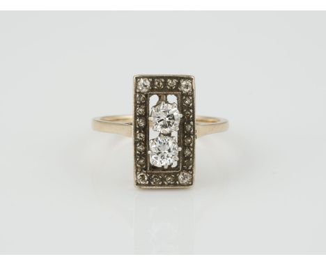 RING Gelbgold, wohl Platin. Ringmaß ca. 57, Ges.-Gew. ca. 4,7 g. Gest. 585. Zwei Diamanten, zusammen ca. 0,50 ct., 20 Diamant