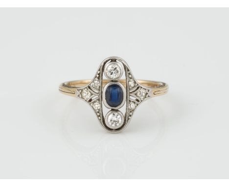 RING Gelbgold, wohl Platin. Ringmaß ca. 53, Ges.-Gew. ca. 2,7 g. Geprüft mindestens 14 K. Ein oval facettierter Saphir, ca. 0