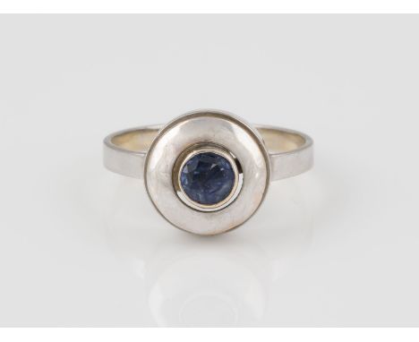 RING Weißgold (Gelbgold part. durchscheinend). Ringmaß ca. 55,5, Ges.-Gew. ca. 3,2 g. Gest. 585. Ein rund facettierter Saphir
