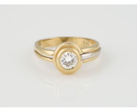 RING Gelbgold. Ringmaß ca. 51,5, Ges.-Gew. ca. 4,9 g. Gest. 750, Caratangabe des Diamanten gemarkt. Ein Brillant, ca. 0,46 ct
